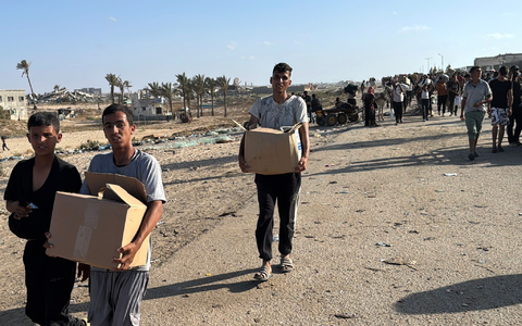 Palästinenser mit Hilfsgütern. - Foto: Ahmed Ibrahim/APA Images via ZUMA Press Wire/dpa