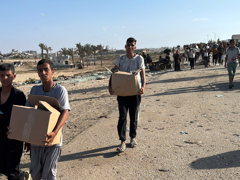 Palästinenser mit Hilfsgütern. - Foto: Ahmed Ibrahim/APA Images via ZUMA Press Wire/dpa