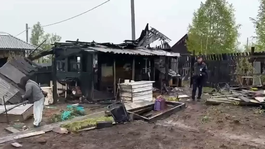Ein Beamter des russischen Ermittlungskomitees dokumentiert den Schauplatz eines Massenmordes an Teenagern in der Stadt Baikalsk. Bei einem Messerangriff während einer Geburtstagsfeier wurden vier Jugendliche getötet und vier weitere verletzt. Der mutmaßliche Angreifer starb im Feuer. - Bild: Russian Investigative Committee/TASS via ZUMA Press/dpa