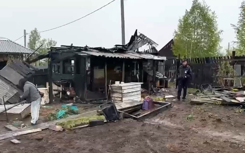 Ein Beamter des russischen Ermittlungskomitees dokumentiert den Schauplatz eines Massenmordes an Teenagern in der Stadt Baikalsk. Bei einem Messerangriff während einer Geburtstagsfeier wurden vier Jugendliche getötet und vier weitere verletzt. Der mutmaßliche Angreifer starb im Feuer. - Foto: Russian Investigative Committee/TASS via ZUMA Press/dpa