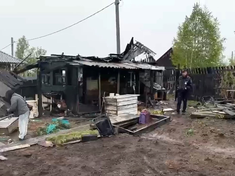 Ein Beamter des russischen Ermittlungskomitees dokumentiert den Schauplatz eines Massenmordes an Teenagern in der Stadt Baikalsk. Bei einem Messerangriff während einer Geburtstagsfeier wurden vier Jugendliche getötet und vier weitere verletzt. Der mutmaßliche Angreifer starb im Feuer. - Foto: Russian Investigative Committee/TASS via ZUMA Press/dpa