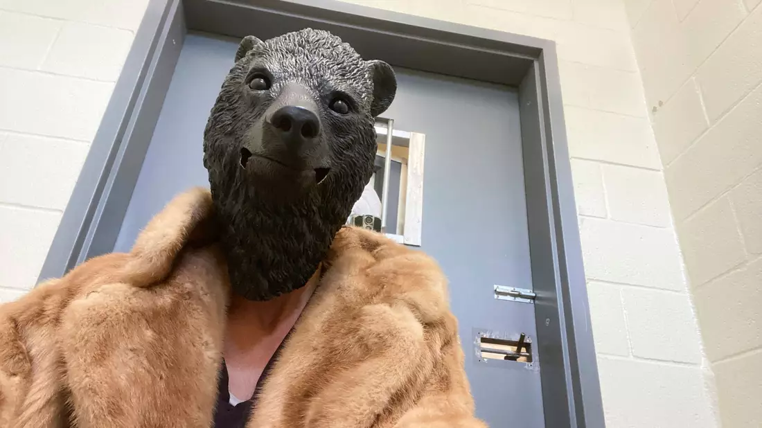Bärenmaske, Pelzmantel, mit Laub gespickte Kapuzen - die Pfleger ziehen beim Aufpäppeln des Bärenbabys alle Register. - Bild: ---/San Diego Humane Society/dpa
