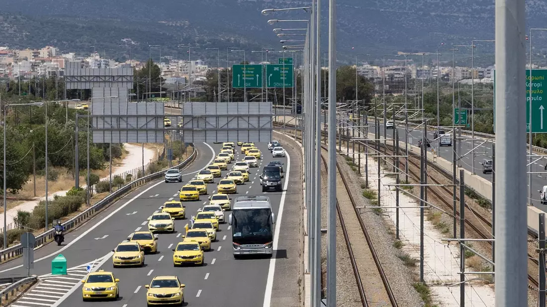 Wollen unter anderem gegen Uber ankämpfen: Streikende Taxifahrer in Athen. - Bild: Socrates Baltagiannis/dpa