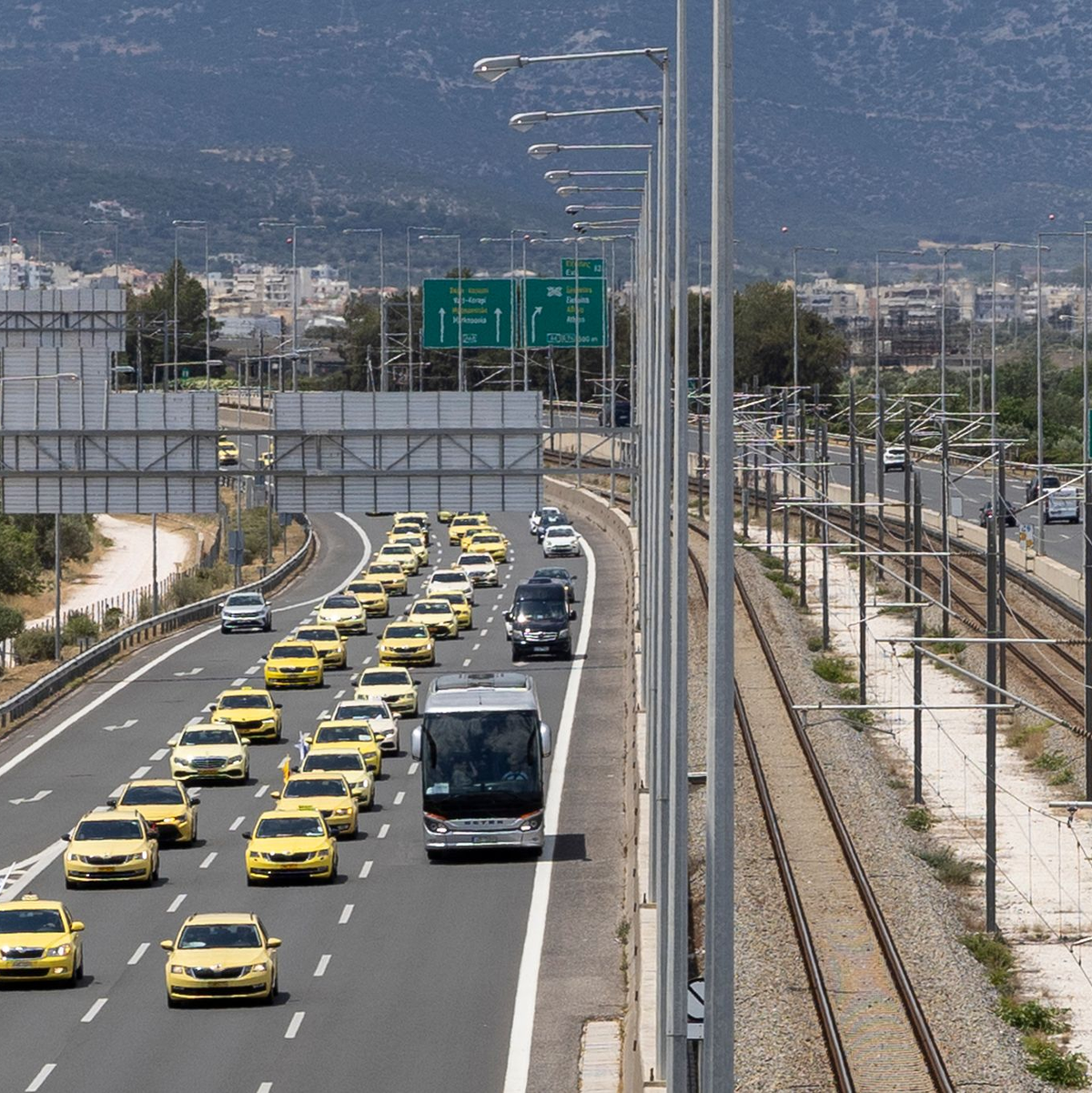 Wollen unter anderem gegen Uber ankämpfen: Streikende Taxifahrer in Athen. - Foto: Socrates Baltagiannis/dpa