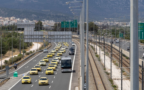 Wollen unter anderem gegen Uber ankämpfen: Streikende Taxifahrer in Athen. - Foto: Socrates Baltagiannis/dpa