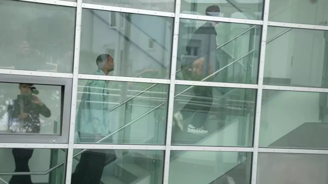 Jonathan Tah kommt zum Medizincheck. - Bild: Esan Monajati/dpa
