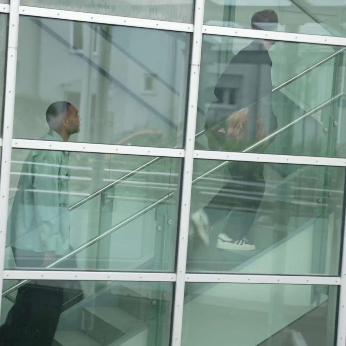 Jonathan Tah absolviert in München den obligatorischen Medizincheck. - Foto: Esan Monajati/dpa