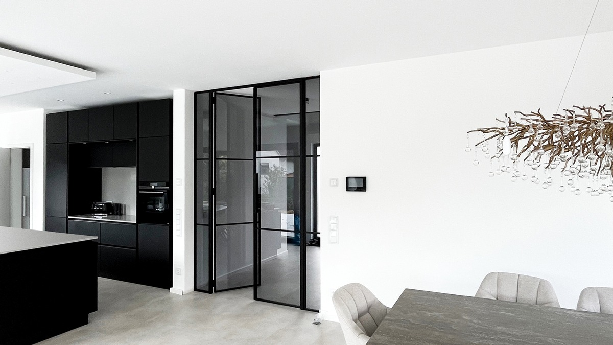 Die Kunst der Raumteilung: Wie Lofttüren moderne Wohnkonzepte revolutionieren - Foto: presseportal.de