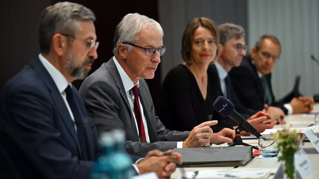 Wie umgehen mit Rechtsreferendaren, bei denen Zweifel an der Verfassungstreue besteht? Unter anderem mit dieser Frage haben sich die Präsidentinnen und Präsidenten der Oberlandesgerichte, des Kammergerichts, des Bayerischen Obersten Landesgerichts und des Bundesgerichtshofs bei ihrer Jahrestagung in Weimar beschäftigt. - Bild: Martin Schutt/dpa