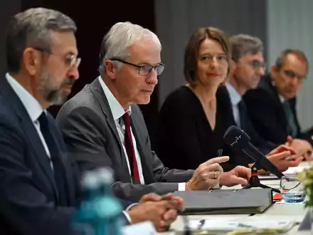 Wie umgehen mit Rechtsreferendaren, bei denen Zweifel an der Verfassungstreue besteht? Unter anderem mit dieser Frage haben sich die Präsidentinnen und Präsidenten der Oberlandesgerichte, des Kammergerichts, des Bayerischen Obersten Landesgerichts und des Bundesgerichtshofs bei ihrer Jahrestagung in Weimar beschäftigt. - Foto: Martin Schutt/dpa