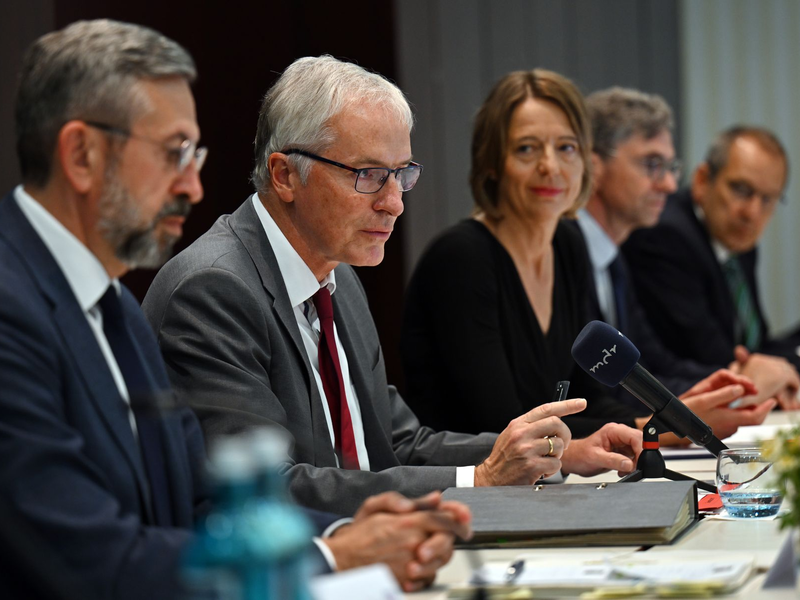 Wie umgehen mit Rechtsreferendaren, bei denen Zweifel an der Verfassungstreue besteht? Unter anderem mit dieser Frage haben sich die Präsidentinnen und Präsidenten der Oberlandesgerichte, des Kammergerichts, des Bayerischen Obersten Landesgerichts und des Bundesgerichtshofs bei ihrer Jahrestagung in Weimar beschäftigt. - Foto: Martin Schutt/dpa