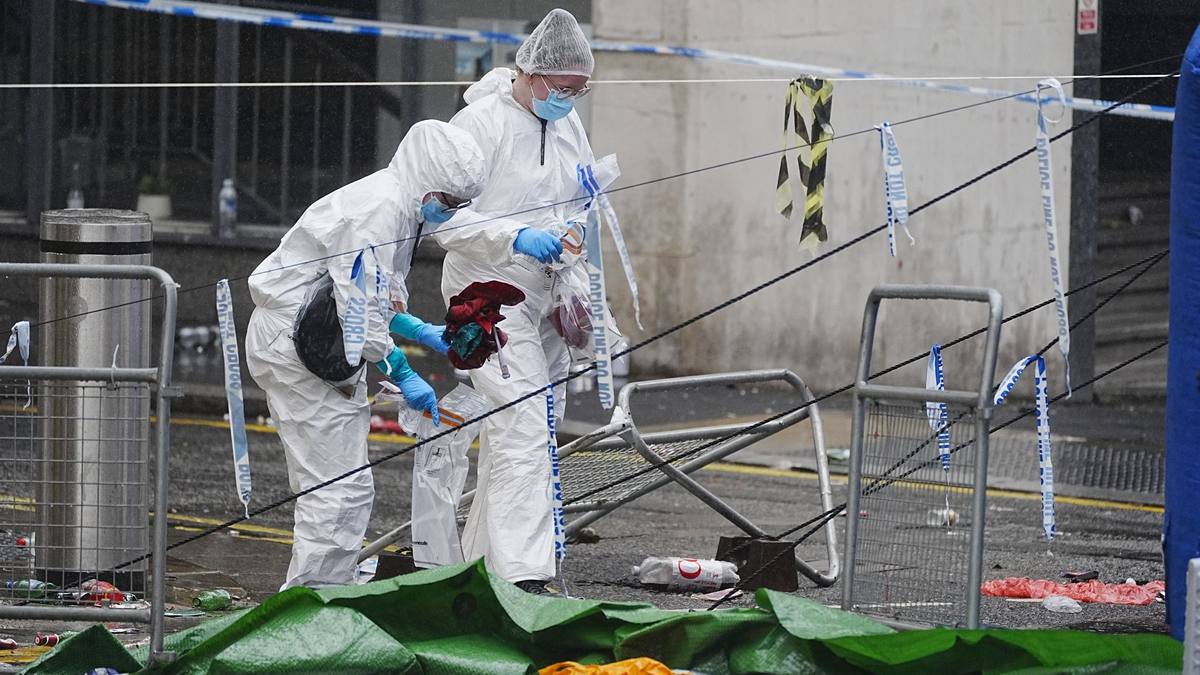 Die Spurensicherung am Tatort.  - Foto: Peter Byrne/PA Wire/dpa