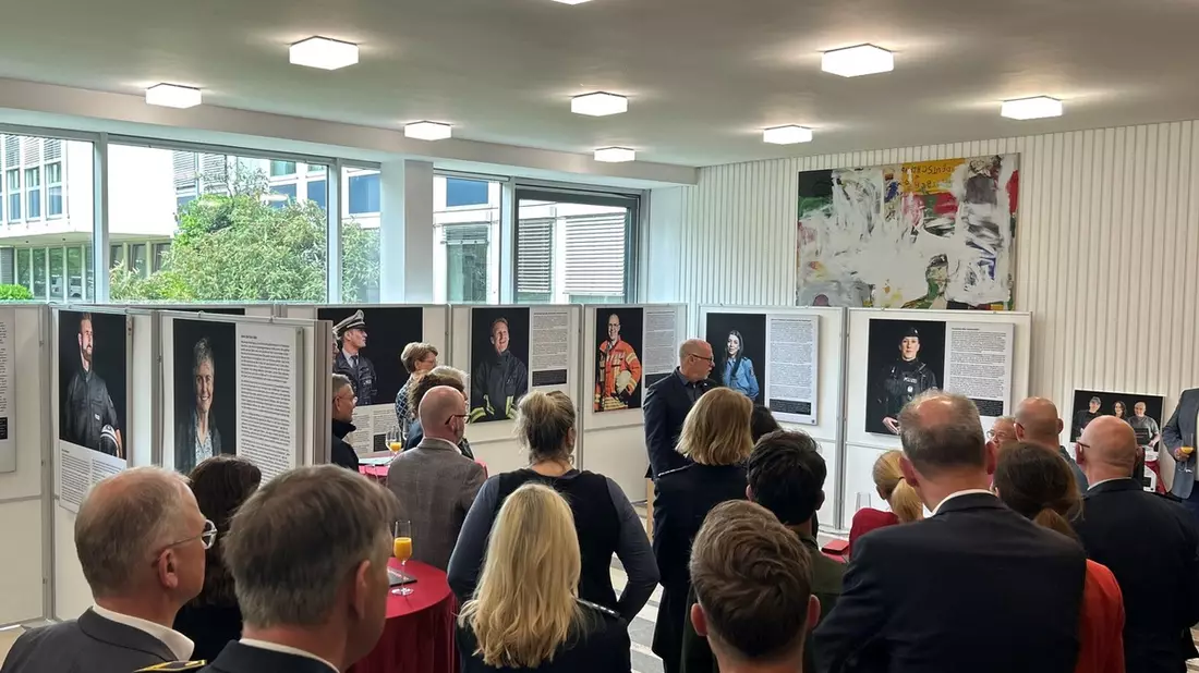 POL-MS: Der Mensch dahinter - Ausstellung am Friesenring eröffnet - Polizei Münster lädt zu öffentlichen Besuchsterminen ein - Bild: presseportal.de