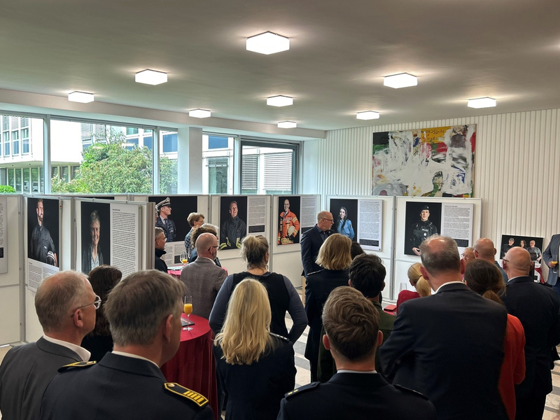 POL-MS: Der Mensch dahinter - Ausstellung am Friesenring eröffnet - Polizei Münster lädt zu öffentlichen Besuchsterminen ein - Foto: presseportal.de