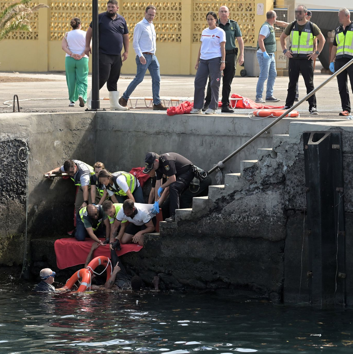 An Bord des Bootes waren viele Frauen und Kinder. - Foto: Europa Press Canarias/EUROPA PRESS/dpa