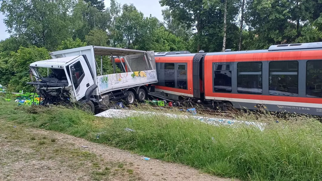 Warum es zu dem Zusammenstoß zwischen einer Regionalbahn und einem Lastwagen kam, war zunächst noch unklar. - Bild: Helmuth Riedl/Zema Medien/dpa