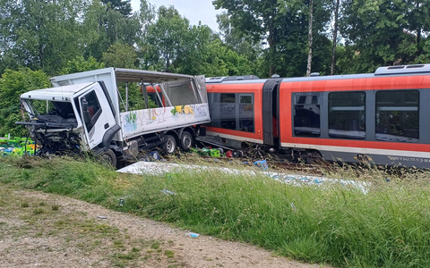 Warum es zu dem Zusammenstoß zwischen einer Regionalbahn und einem Lastwagen kam, war zunächst noch unklar. - Foto: Helmuth Riedl/Zema Medien/dpa Warum es zu dem Zusammenstoß zwischen einer Regionalbahn und einem Lastwagen kam, war zunächst noch unklar. - Foto: Helmuth Riedl/Zema Medien/dpa