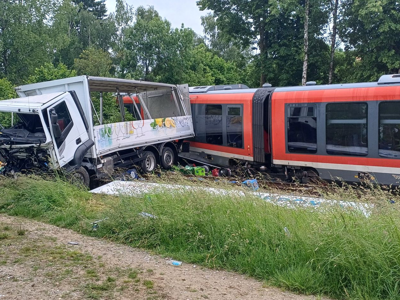 Warum es zu dem Zusammenstoß zwischen einer Regionalbahn und einem Lastwagen kam, war zunächst noch unklar. - Foto: Helmuth Riedl/Zema Medien/dpa