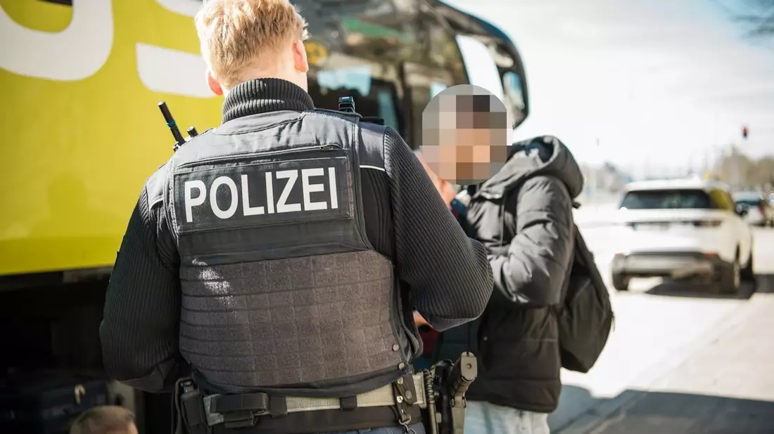 Bundespolizeidirektion München: Vollstreckungs-, Zurückweisungs- und Untersuchungshaft/ Bundespolizei bringt drei Migranten hinter Gitter - Bild: presseportal.de