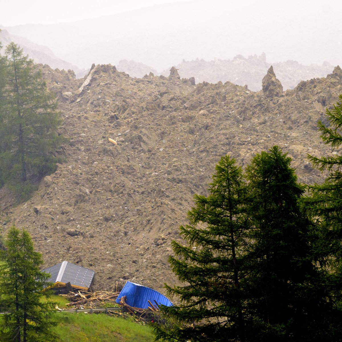 An der Abbruchstelle des Birchgletschers klafft eine Wunde im Berg.   - Foto: Jean-Christophe Bott/KEYSTONE/dpa