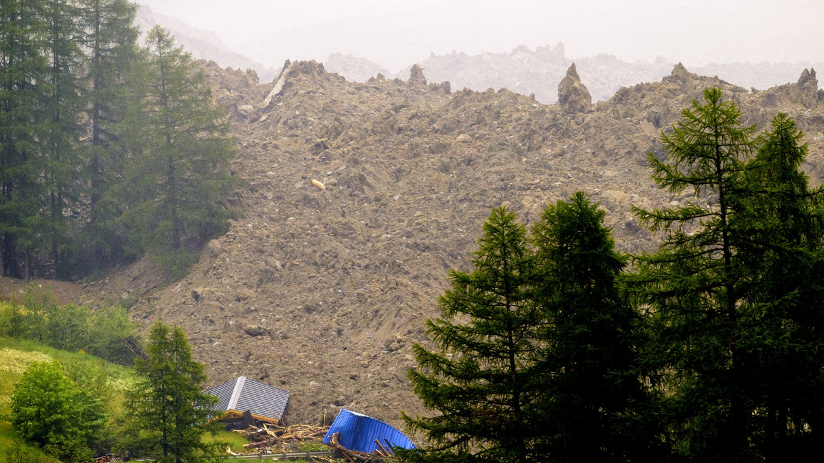 Die Lonza kann nicht abfließen, der Stausee dürfte bald überlaufen. - Foto: Jean-Christophe Bott/KEYSTONE/dpa