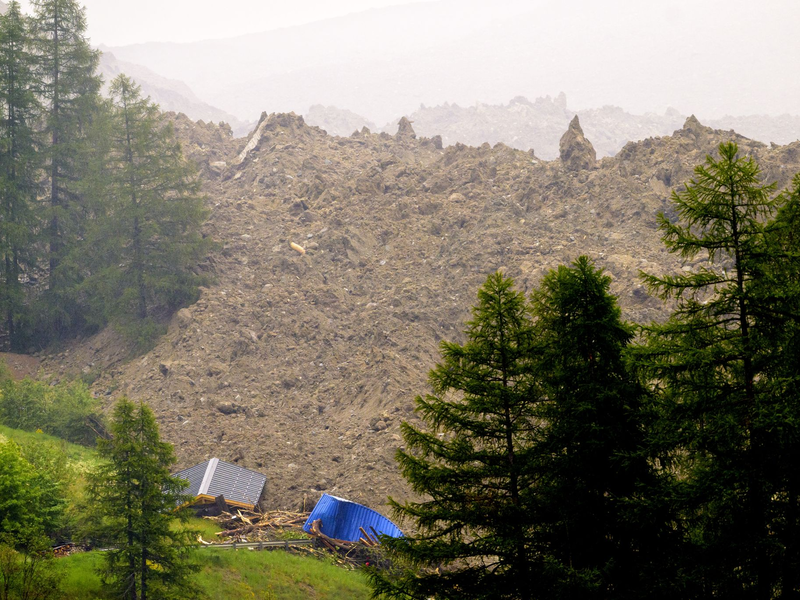 Die Lonza kann nicht abfließen, der Stausee dürfte bald überlaufen. - Foto: Jean-Christophe Bott/KEYSTONE/dpa