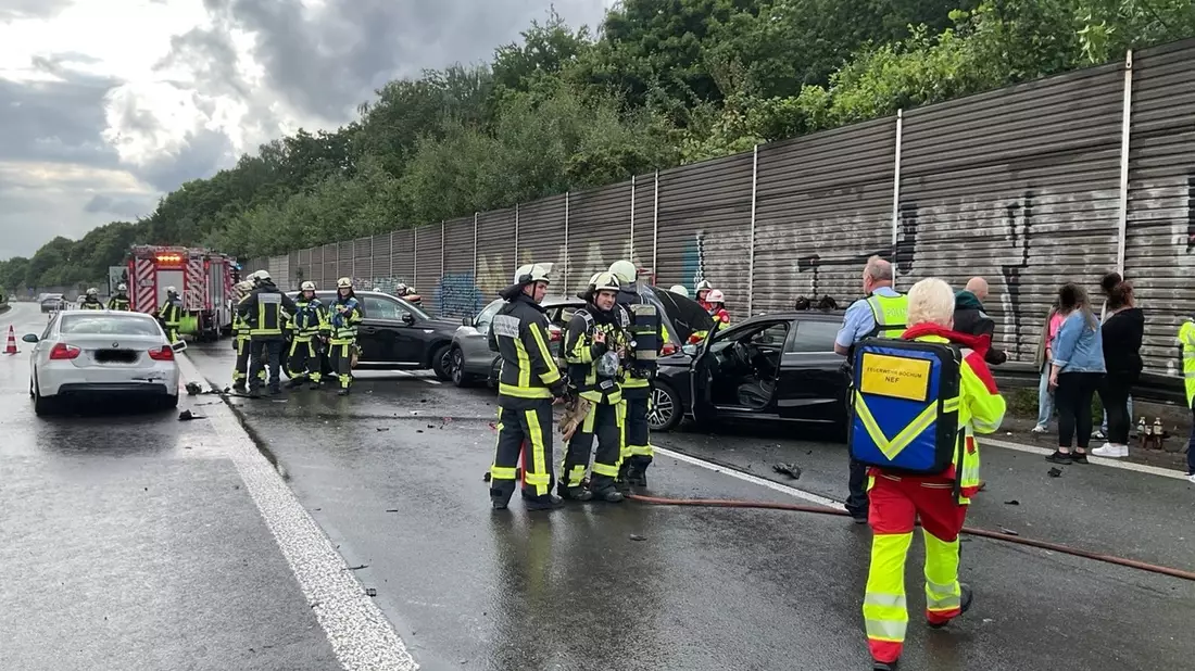 FW-BO: Verkehrsunfall auf A448 mit mehreren Pkw - Bild: presseportal.de