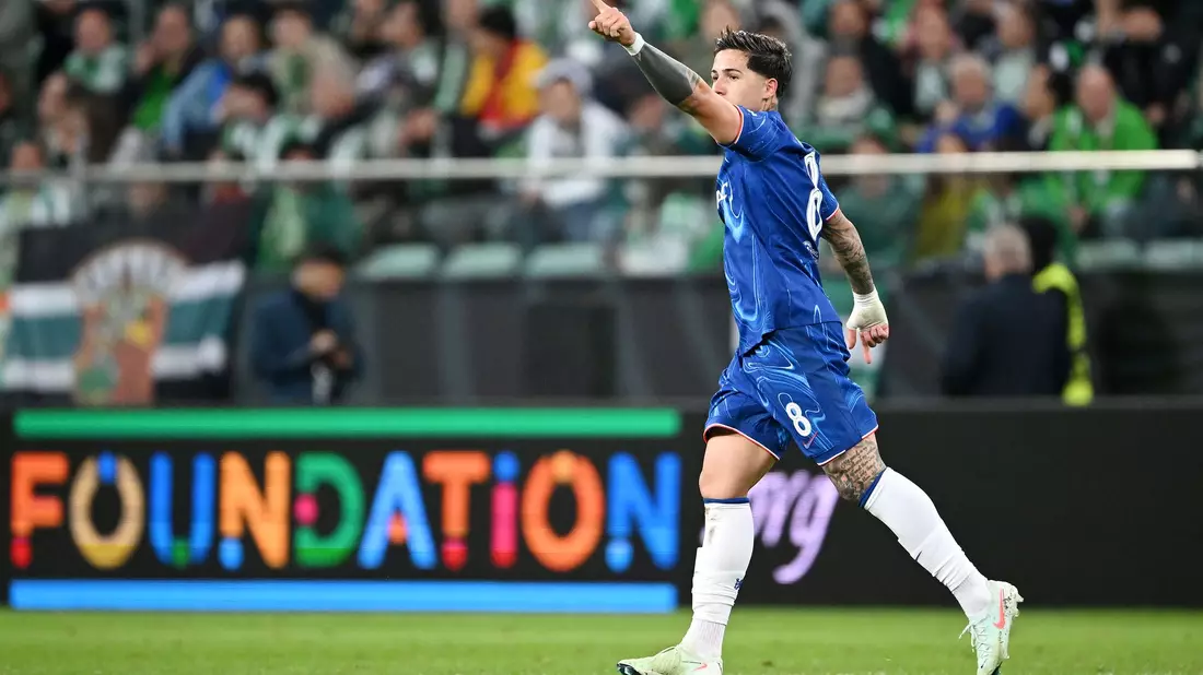 Abdessamad Ezzalzouli (M) erzielte für Betis Sevilla das 1:0 im Conference-League-Finale - Bild: Rafal Oleksiewicz/PA Wire/dpa