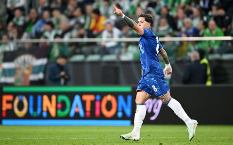 Abdessamad Ezzalzouli (M) erzielte für Betis Sevilla das 1:0 im Conference-League-Finale - Foto: Rafal Oleksiewicz/PA Wire/dpa