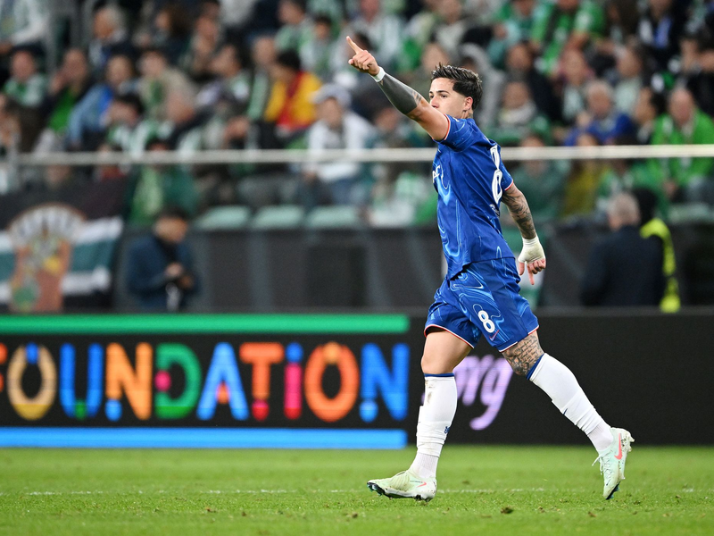 Abdessamad Ezzalzouli (M) erzielte für Betis Sevilla das 1:0 im Conference-League-Finale - Foto: Rafal Oleksiewicz/PA Wire/dpa