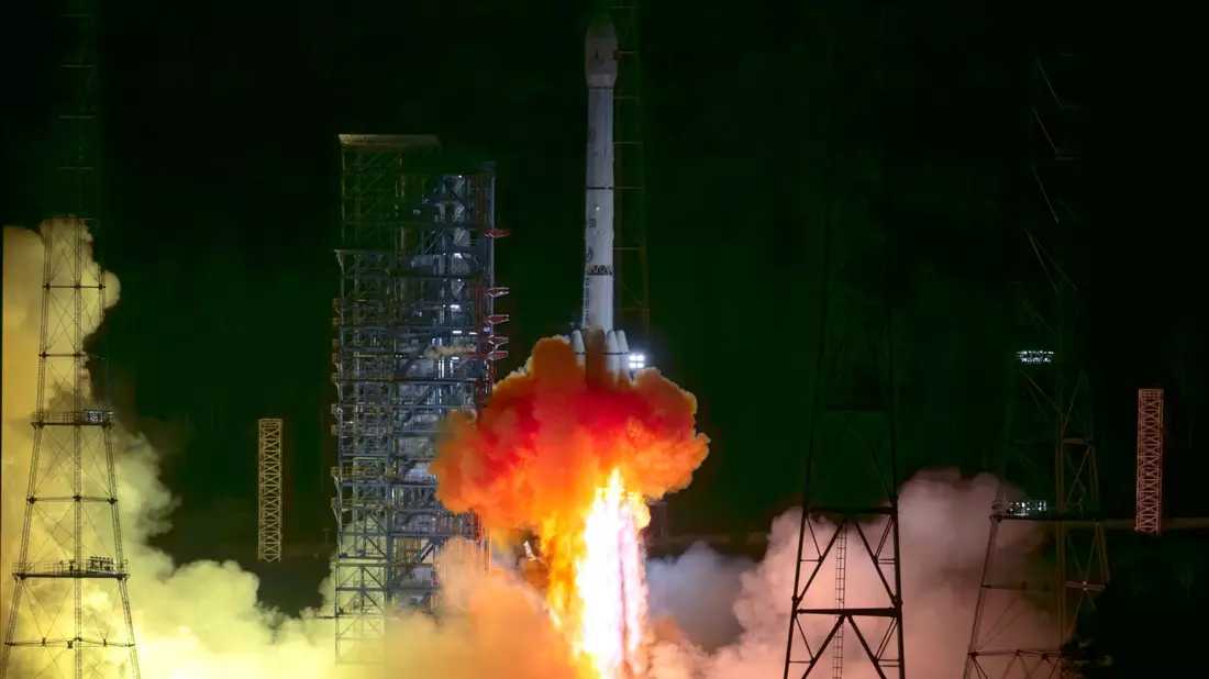Die Sonde «Tianwen-2» soll Proben von einem Asteroiden sammeln.  - Bild: Cai Yang/XinHua/dpa