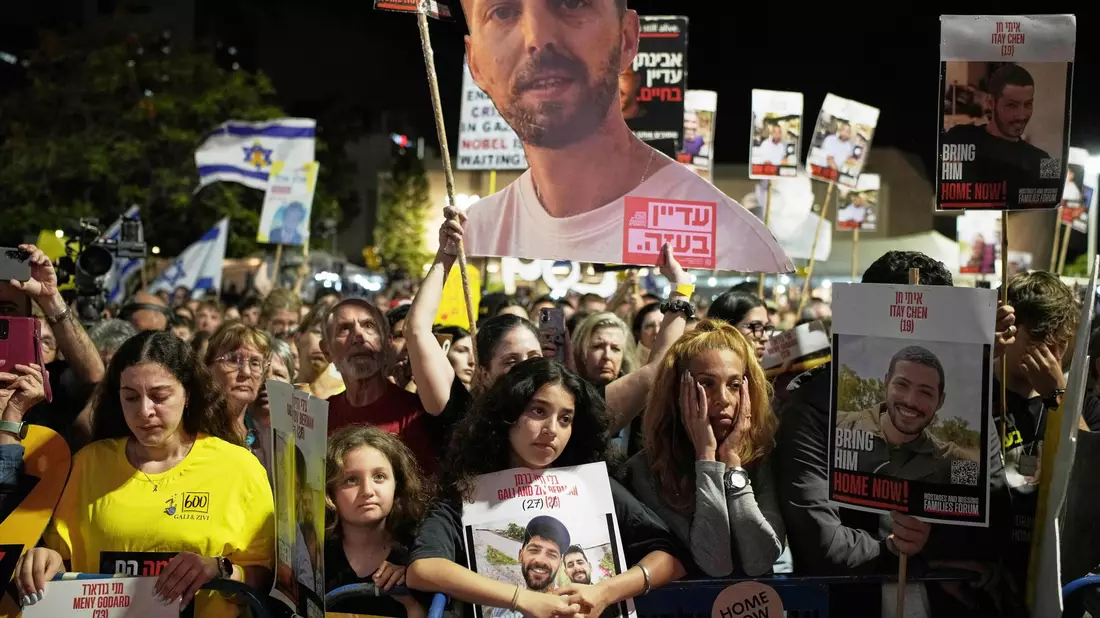 In Israel gehen erneut Menschen gegen den Krieg auf die Straße.  - Bild: Leo Correa/AP/dpa