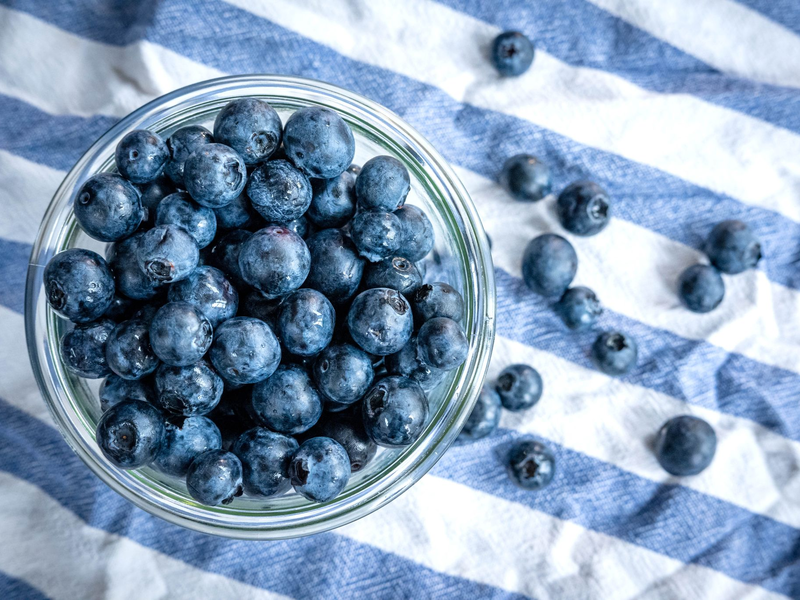 Klein, blau, erfolgreich als Snack: die Heidelbeere. Sie boomt immer noch. (Archivfoto) - Foto: Sina Schuldt/dpa