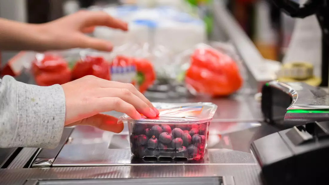 Mittlerweile bekommt man Heidelbeeren zu jeder Jahreszeit. (Archivfoto) - Bild: Julian Stratenschulte/dpa