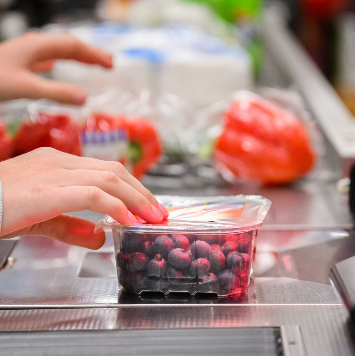 Mittlerweile bekommt man Heidelbeeren zu jeder Jahreszeit. (Archivfoto) - Foto: Julian Stratenschulte/dpa