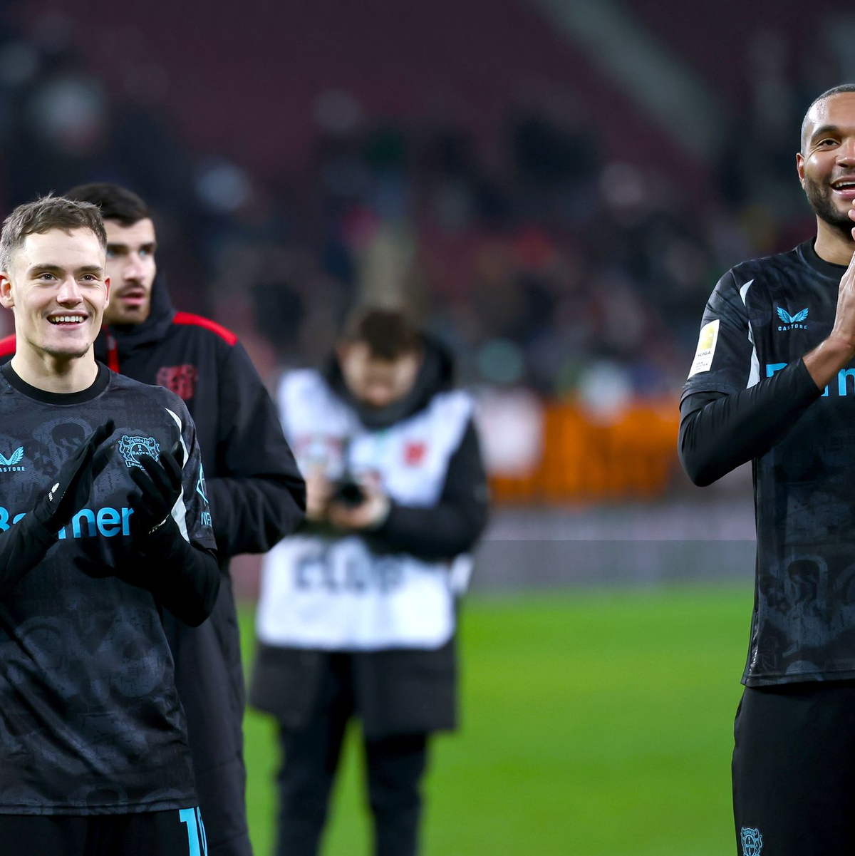 Bald gemeinsam beim FC Bayern? Florian Wirtz (l) und Jonathan Tah. - Foto: Daniel Löb/dpa