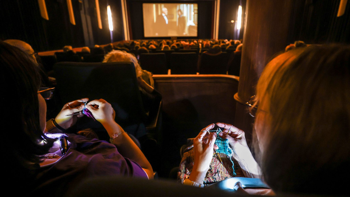 Multitasking im Kinosaal: Vom Alter ist das Publikum im «Strick-Kino» gemischt. - Foto: Christoph Schmidt/dpa