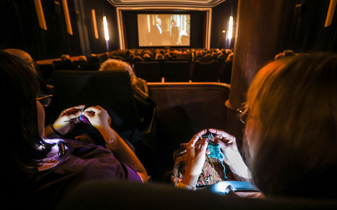 Multitasking im Kinosaal: Vom Alter ist das Publikum im «Strick-Kino» gemischt. - Foto: Christoph Schmidt/dpa