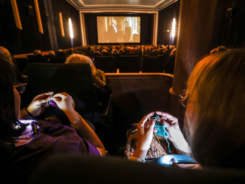 Multitasking im Kinosaal: Vom Alter ist das Publikum im «Strick-Kino» gemischt. - Foto: Christoph Schmidt/dpa