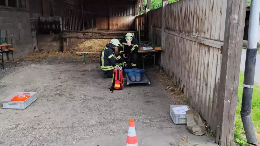 FW-AR: Feuerwehren aus Wennigloh, Stemel und Hachen trainieren den Ernstfall auf Wagyu-Hof - Bild: presseportal.de