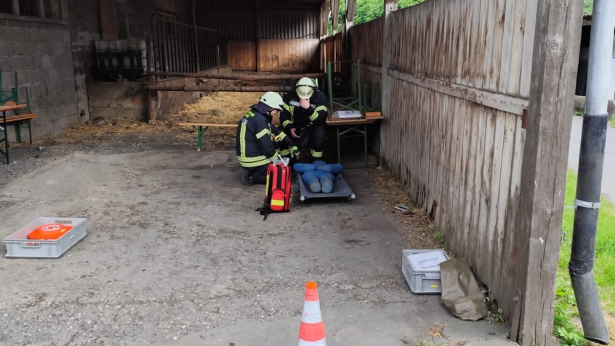 FW-AR: Feuerwehren aus Wennigloh, Stemel und Hachen trainieren den Ernstfall auf Wagyu-Hof - Foto: presseportal.de
