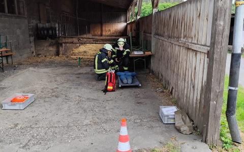 FW-AR: Feuerwehren aus Wennigloh, Stemel und Hachen trainieren den Ernstfall auf Wagyu-Hof - Foto: presseportal.de