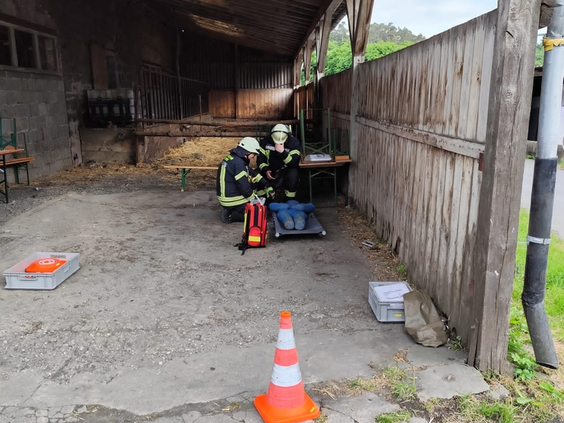 FW-AR: Feuerwehren aus Wennigloh, Stemel und Hachen trainieren den Ernstfall auf Wagyu-Hof - Foto: presseportal.de