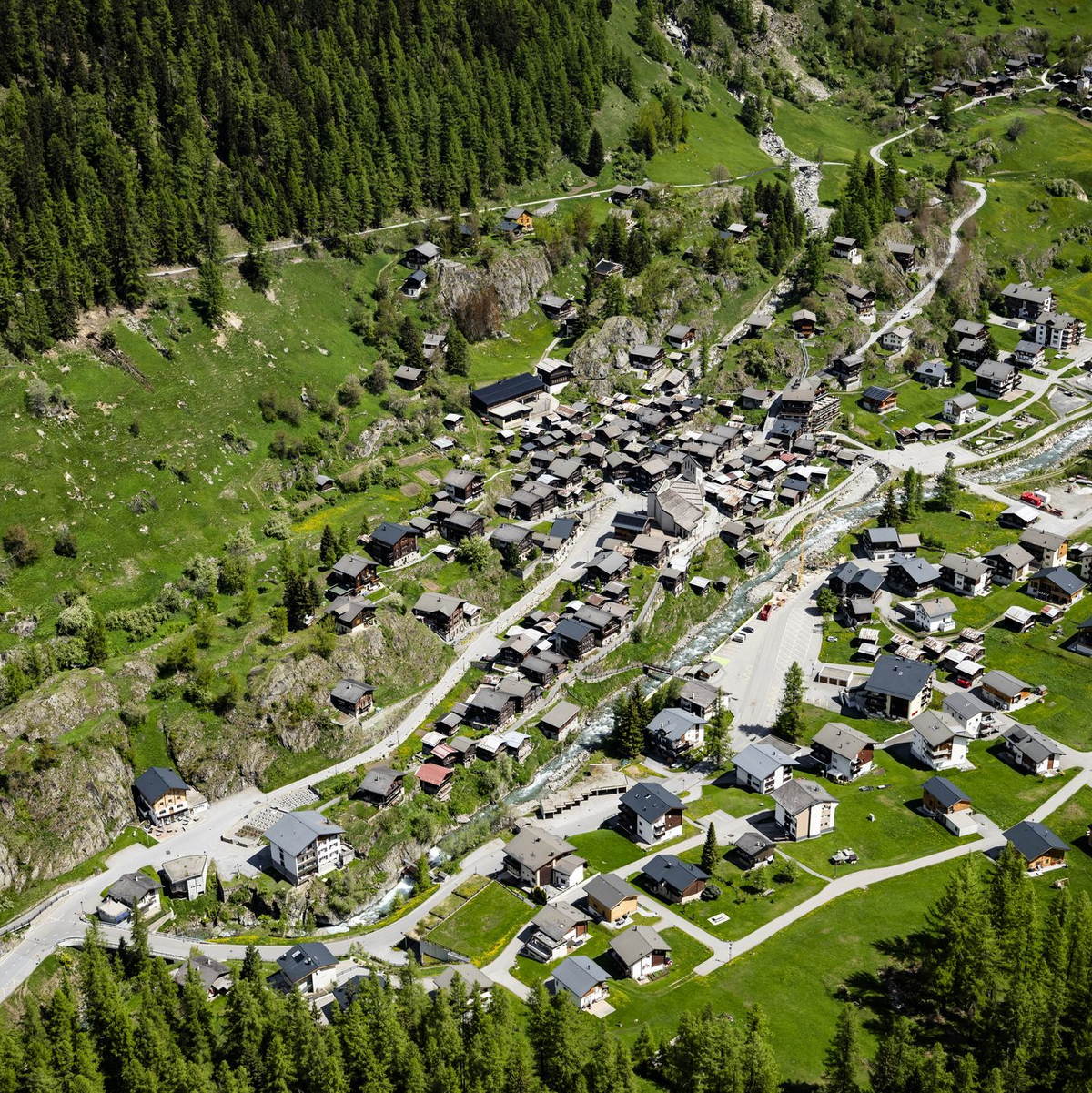 Als die Welt noch in Ordnung war: Blatten vor dem gigantischen Gletscherabbruch.  - Foto: Jean-Christophe Bott/KEYSTONE/dpa