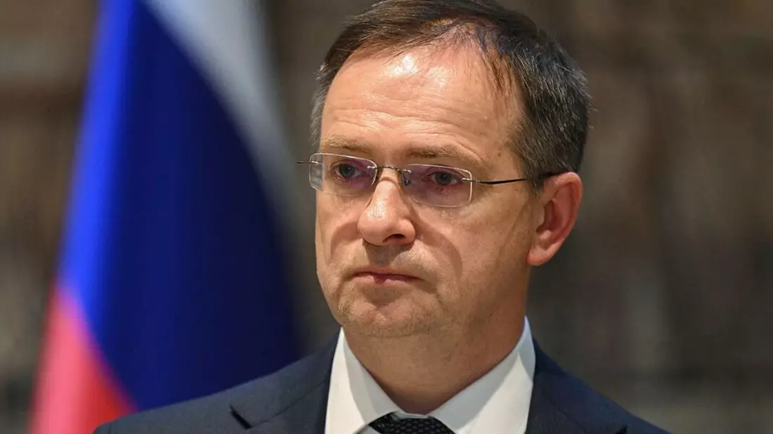 Russische Ermittler berichten von Bedrohungen gegen die Familie von Moskaus Verhandlungsführer Medinski. (Archivbild) - Bild: Ramil Sitdikov/Pool Sputnik/AP/dpa