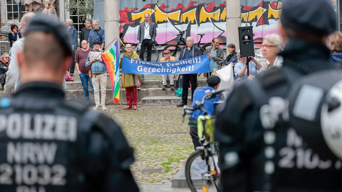 Während des Festakts im Aachener Rathaus nahmen draußen Menschen an einer Kundgebung des «Aachener Bündnis Diplomatie statt Waffen» teil. - Bild: Thomas Banneyer/dpa