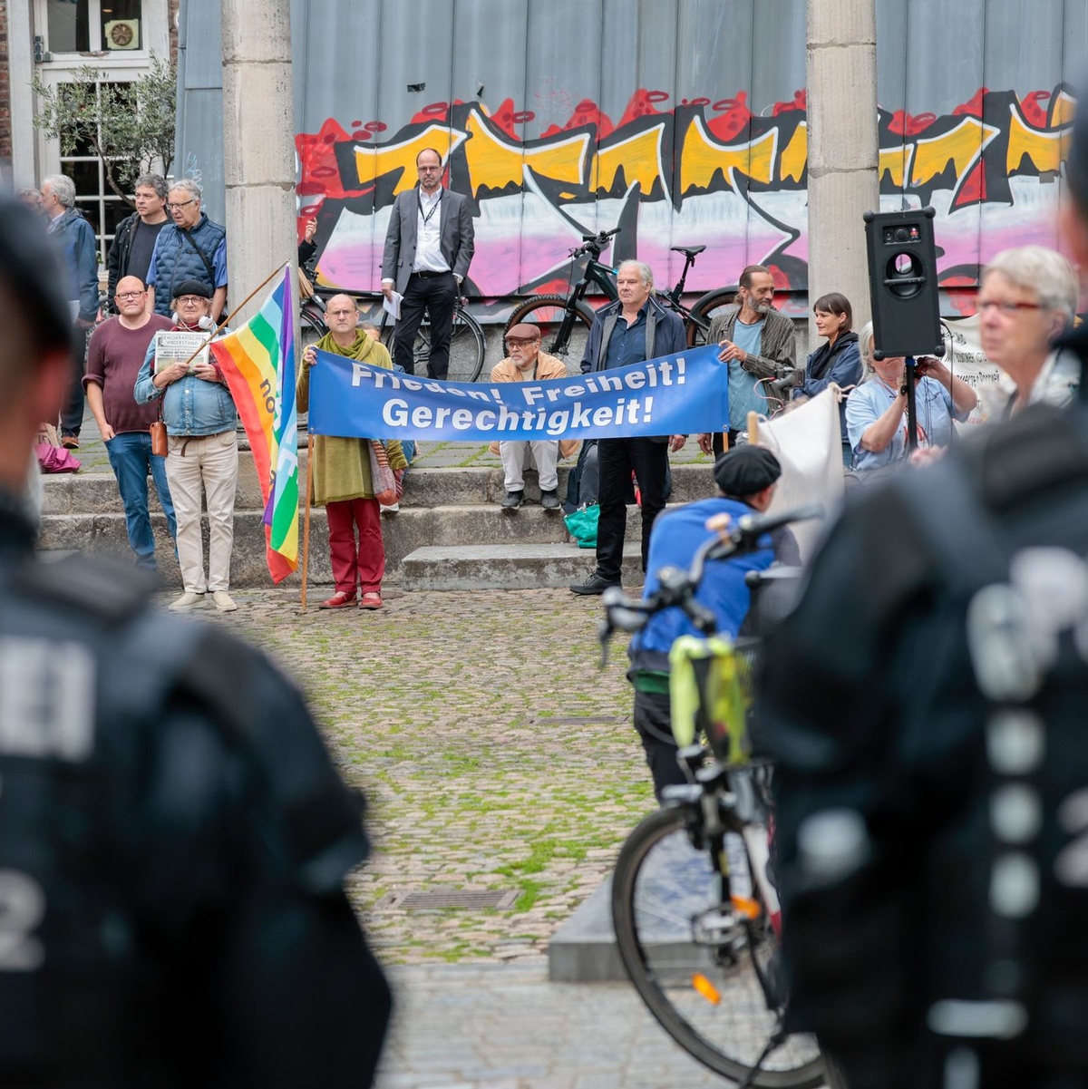 Während des Festakts im Aachener Rathaus nahmen draußen Menschen an einer Kundgebung des «Aachener Bündnis Diplomatie statt Waffen» teil. - Foto: Thomas Banneyer/dpa