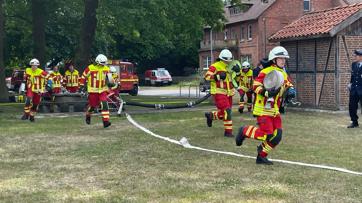 FW Lehrte: Moorwettkämpfe der Lehrter Feuerwehren mit Heiratsantrag - Foto: presseportal.de