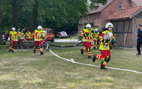 FW Lehrte: Moorwettkämpfe der Lehrter Feuerwehren mit Heiratsantrag - Foto: presseportal.de