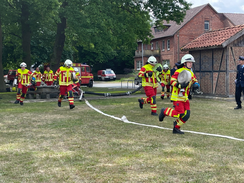 FW Lehrte: Moorwettkämpfe der Lehrter Feuerwehren mit Heiratsantrag - Foto: presseportal.de